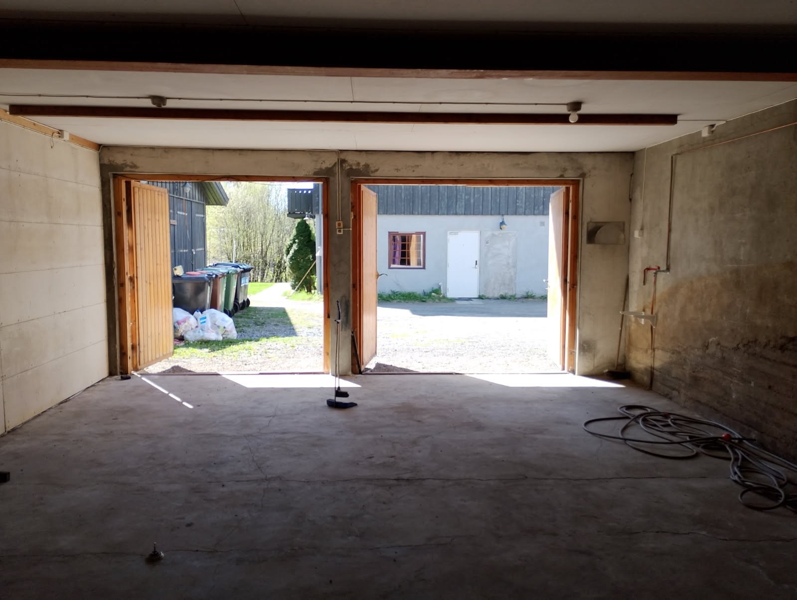 Dobbelgarasje/lager 63m2